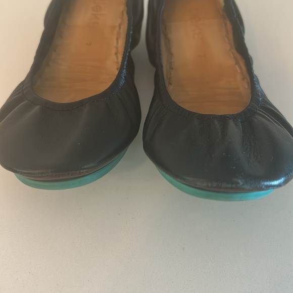 TIEKS! Size 7 Black Matte Ballet Flats with Tote Bag - Picture 5 of 6